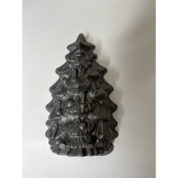 Nordic Ware Cast Aluminum Christmas Tree Cake Bread Pan Mold 4.5 cups USA Made - Picture 1 of 5